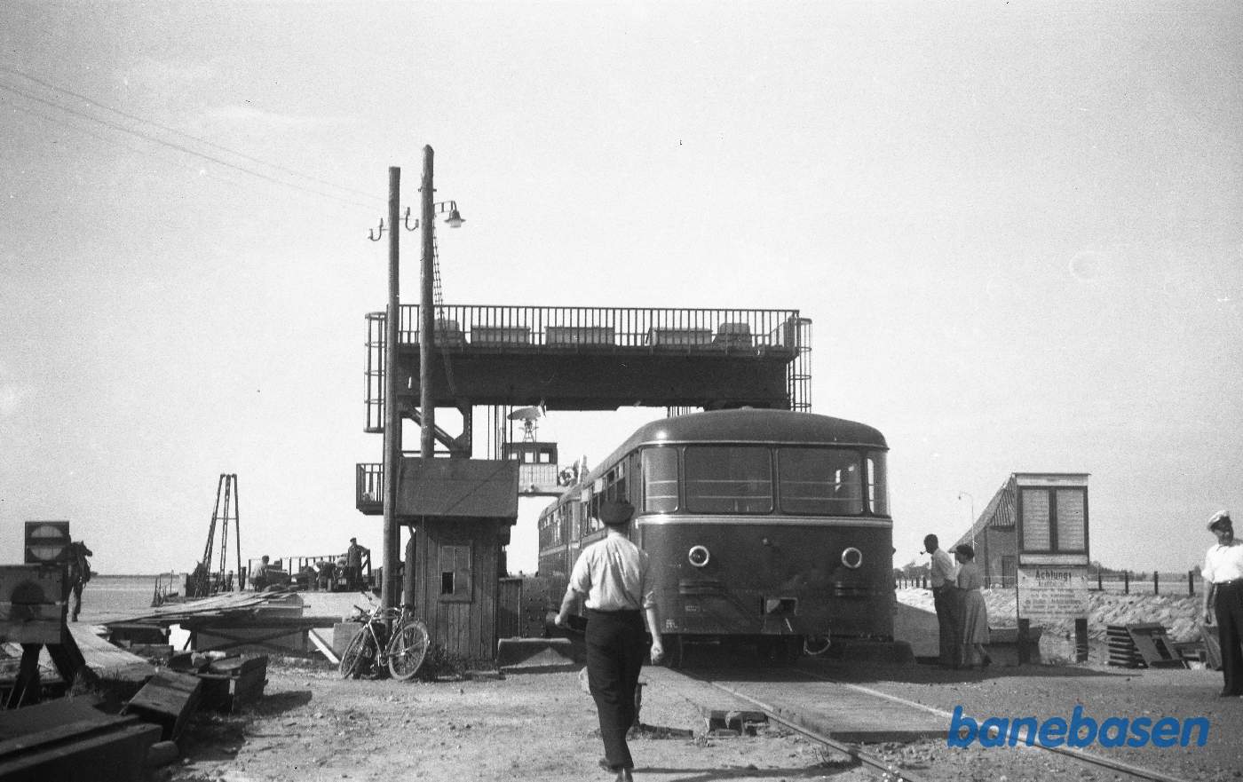 Skinnebus + bivogn kører ombord på lille færge