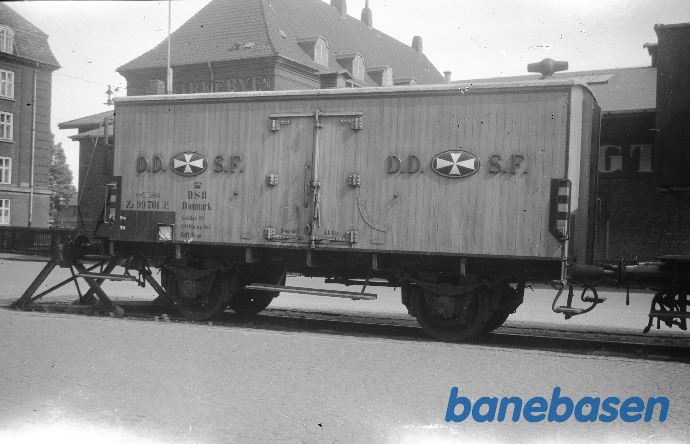 Vogn fra De Danske Sprit Fabrikker på Gb ved postbanegården (normalt at gærvognene stod her efter brug) Vogn fra De Danske Sprit Fabrikker på Gb ved postbanegården (normalt at gærvognene stod her efter brug)