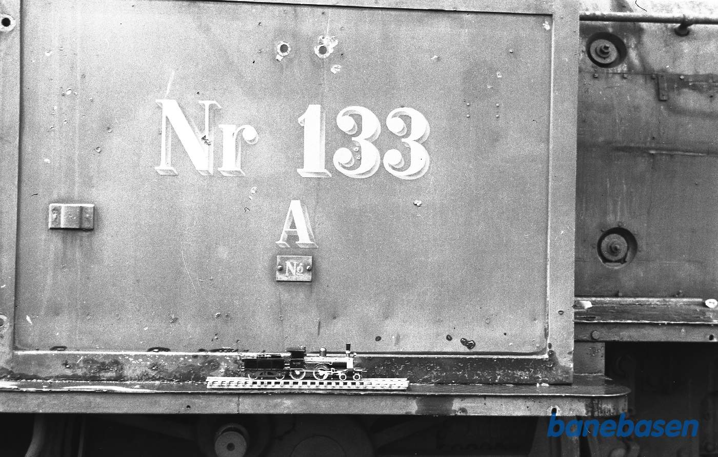 Påskrift på A 133, med model af A-maskine på fodpladen
