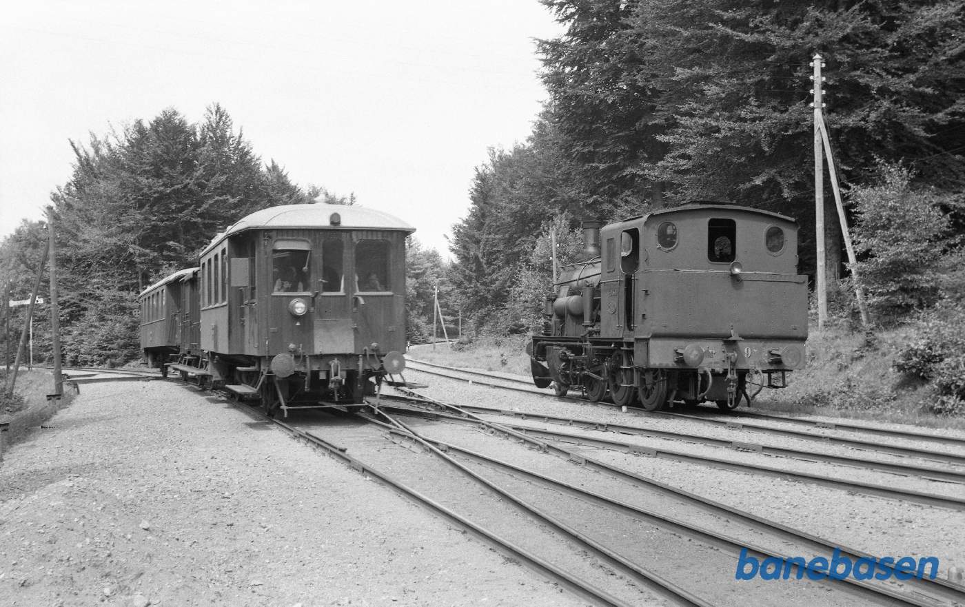 Tog med Triangelvogn under indkørsel passerer GDS 9 Tog med Triangelvogn under indkørsel passerer GDS 9