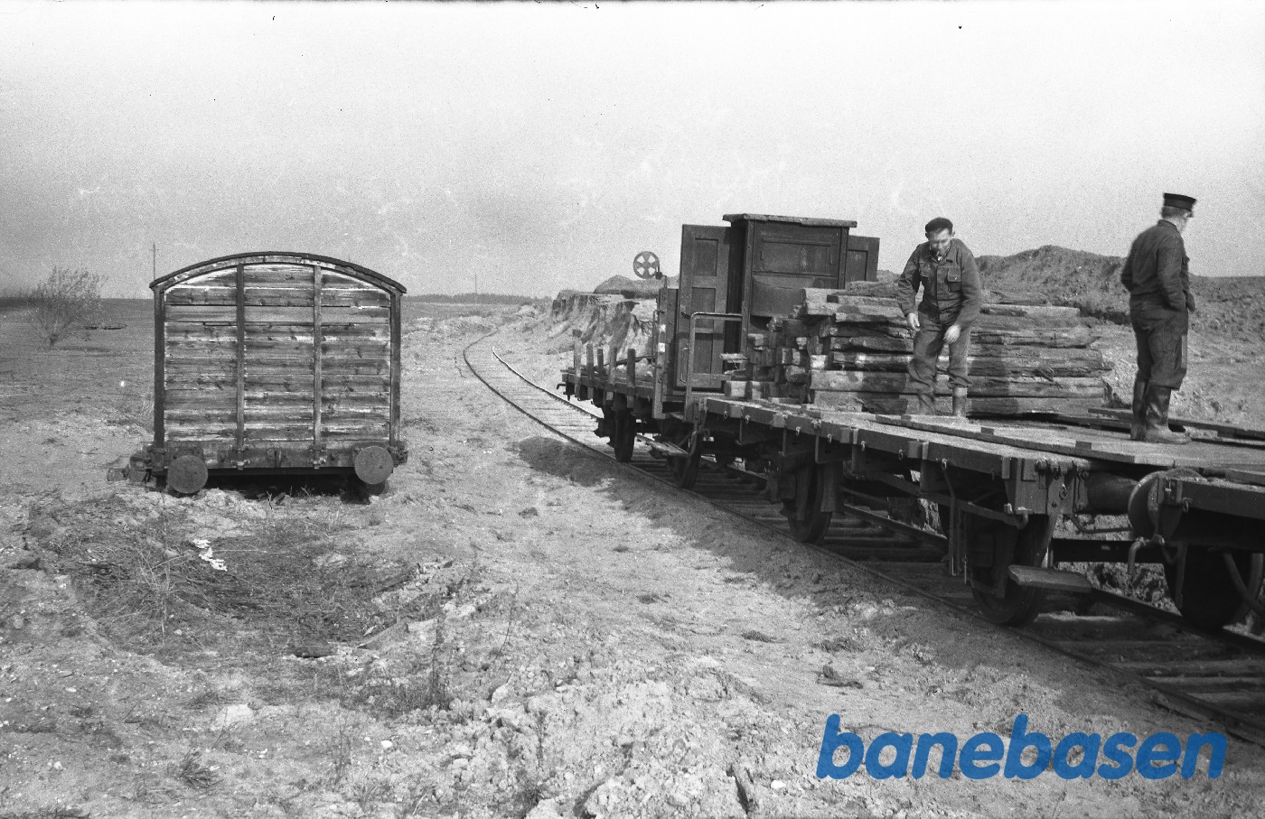 Åbne godsvogne med sveller i arbejdstog Åbne godsvogne med sveller i arbejdstog