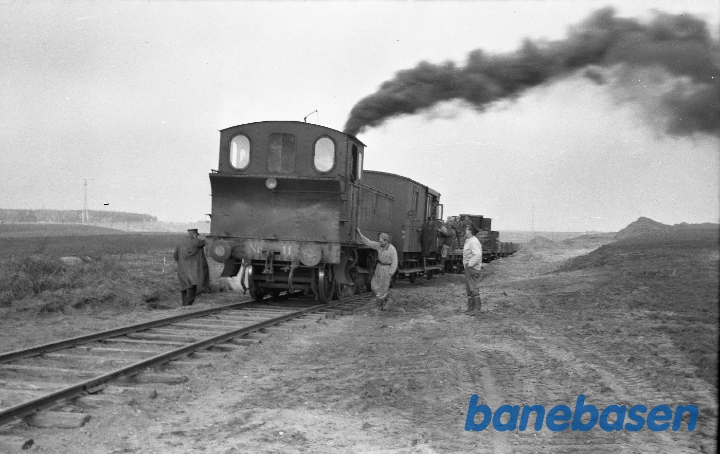 Damploko nr. 11 med arbejdstog Damploko nr. 11 med arbejdstog