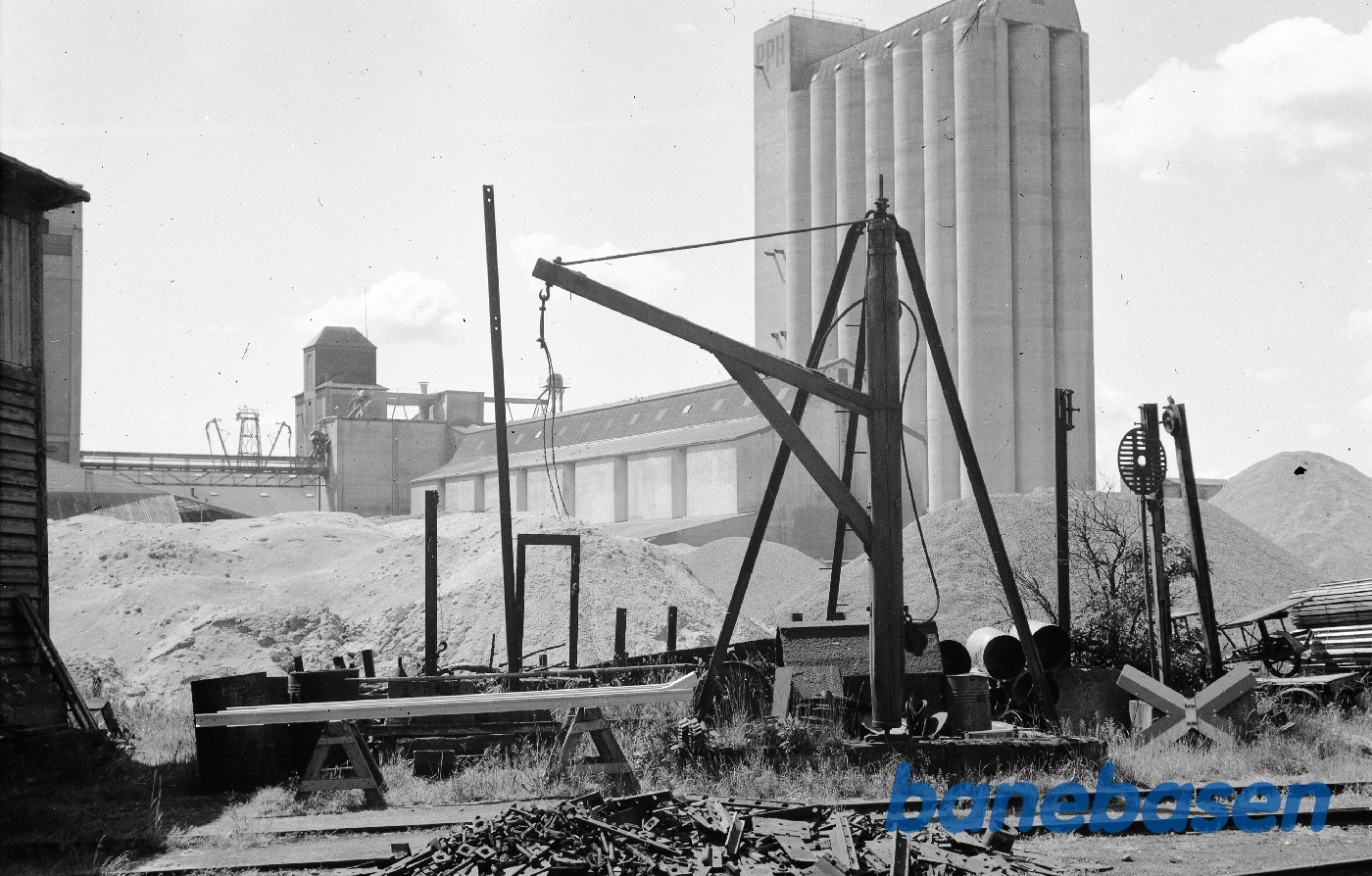 Kran + div.skrammel (oplagsplads) Kran + div.skrammel (oplagsplads)