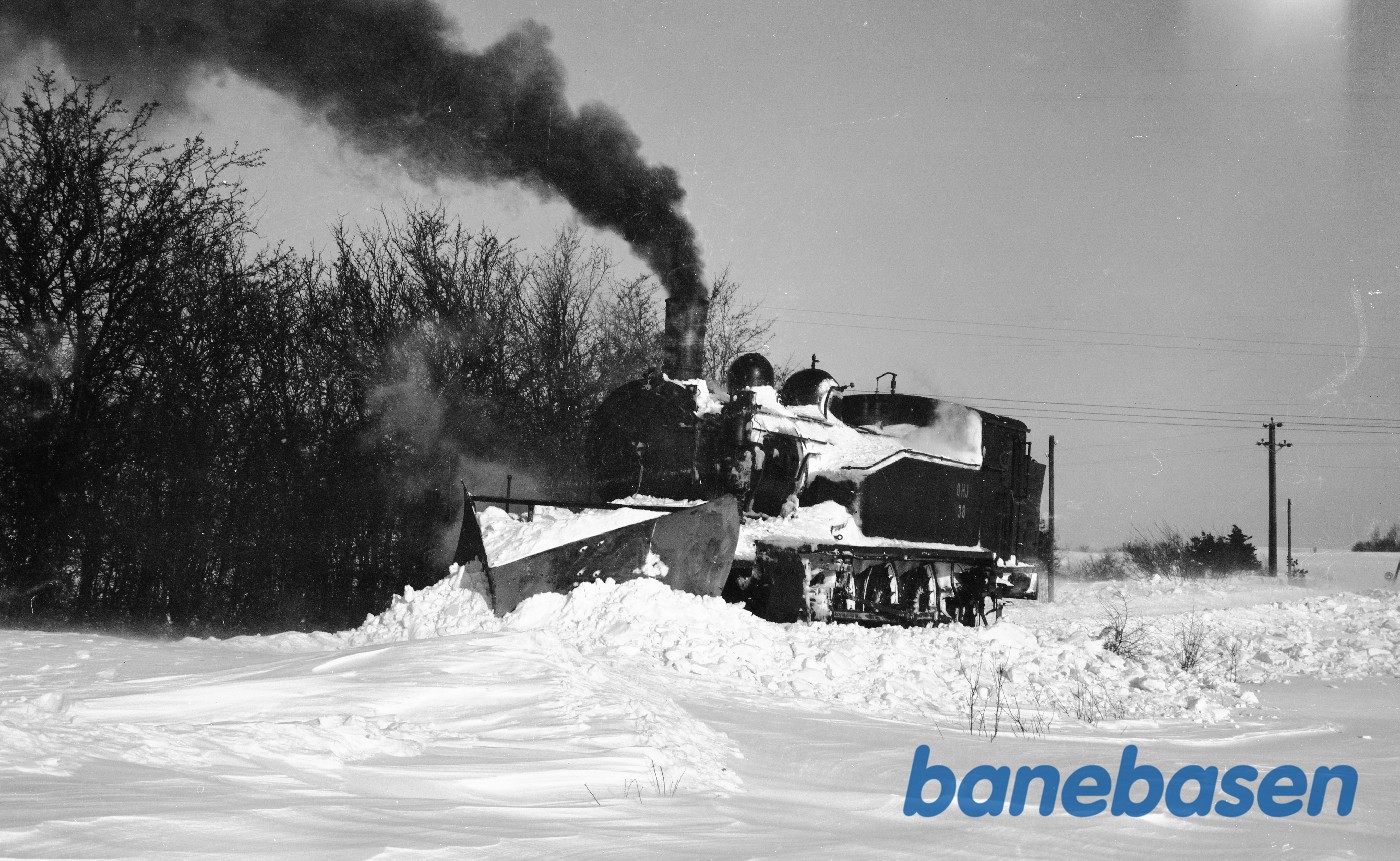 Damploko 38 under snerydning et par kilometer udenfor Tølløse, hvor et Y-tog var kørt fast i snedriverne 2 dage tidligere Damploko 38 under snerydning et par kilometer udenfor Tølløse, hvor et Y-tog var kørt fast i snedriverne 2 dage tidligere