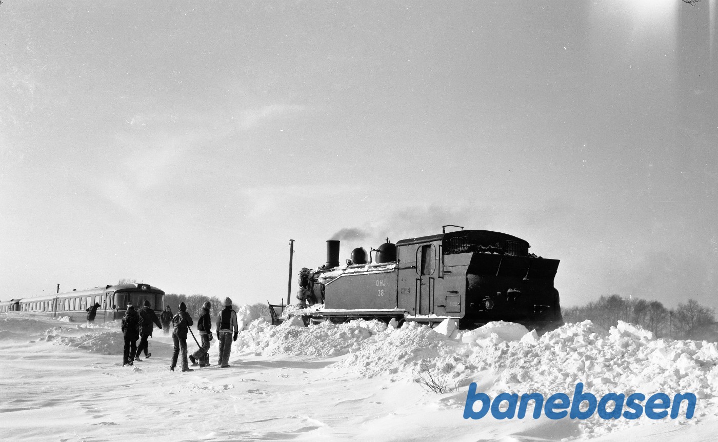 Damploko 38 under snerydning et par kilometer udenfor Tølløse, hvor et Y-tog var kørt fast i snedriverne 2 dage tidligere Damploko 38 under snerydning et par kilometer udenfor Tølløse, hvor et Y-tog var kørt fast i snedriverne 2 dage tidligere