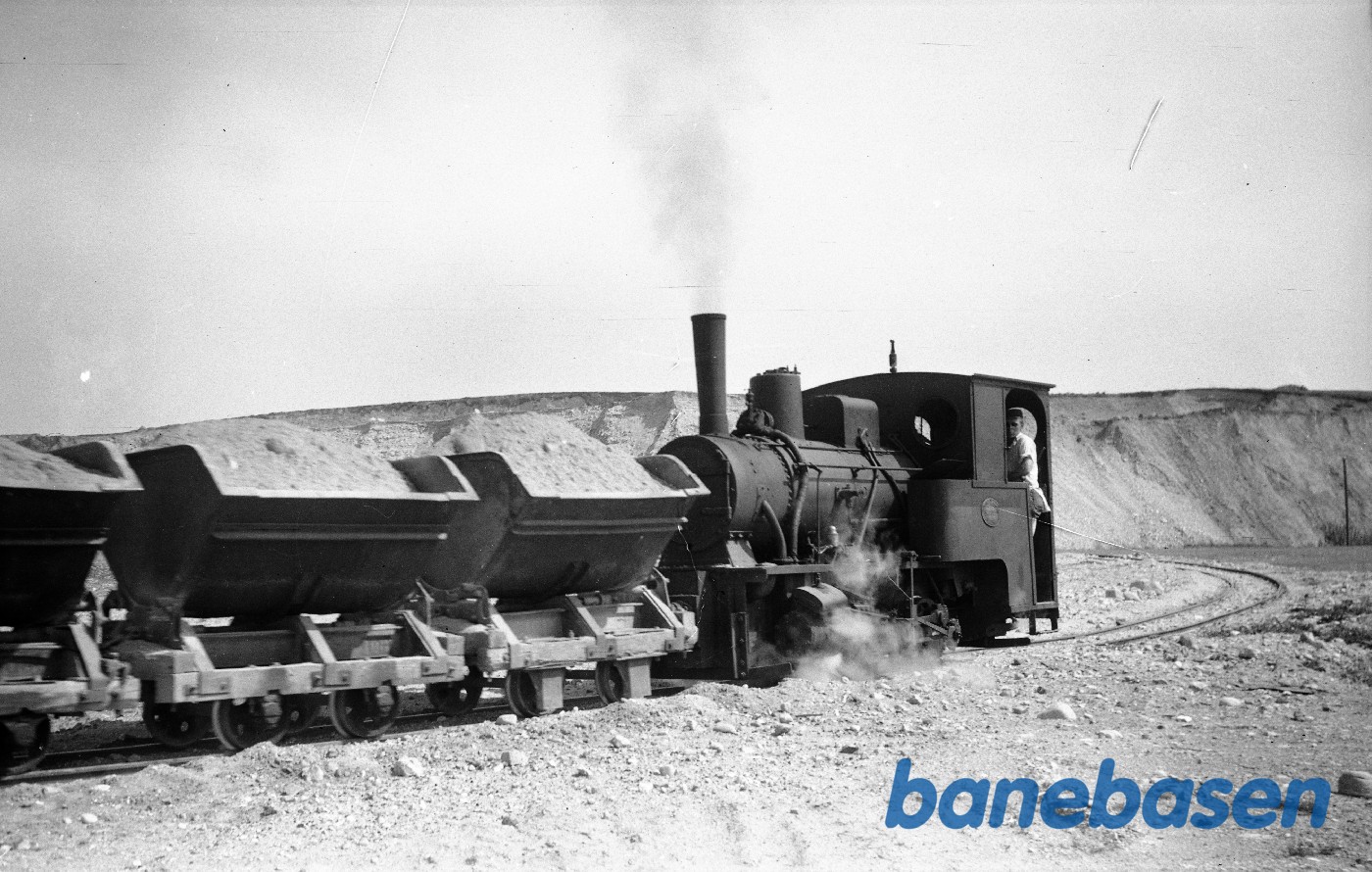 Damplokomotiv, Krauss 7035/1915 med tog i graven Damplokomotiv, Krauss 7035/1915 med tog i graven