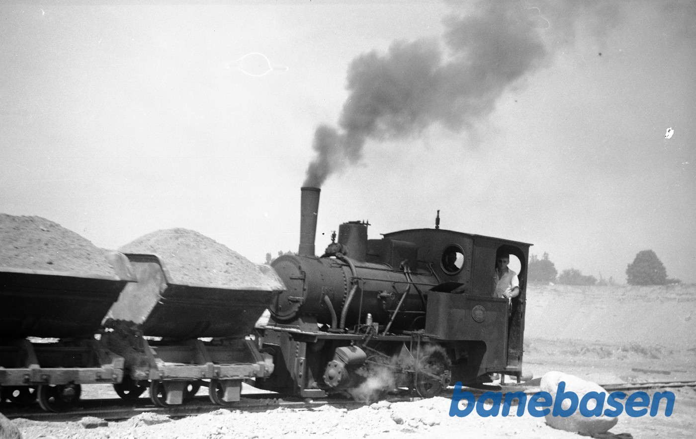 Damplokomotiv, Krauss 7035/1915 med tog i graven Damplokomotiv, Krauss 7035/1915 med tog i graven