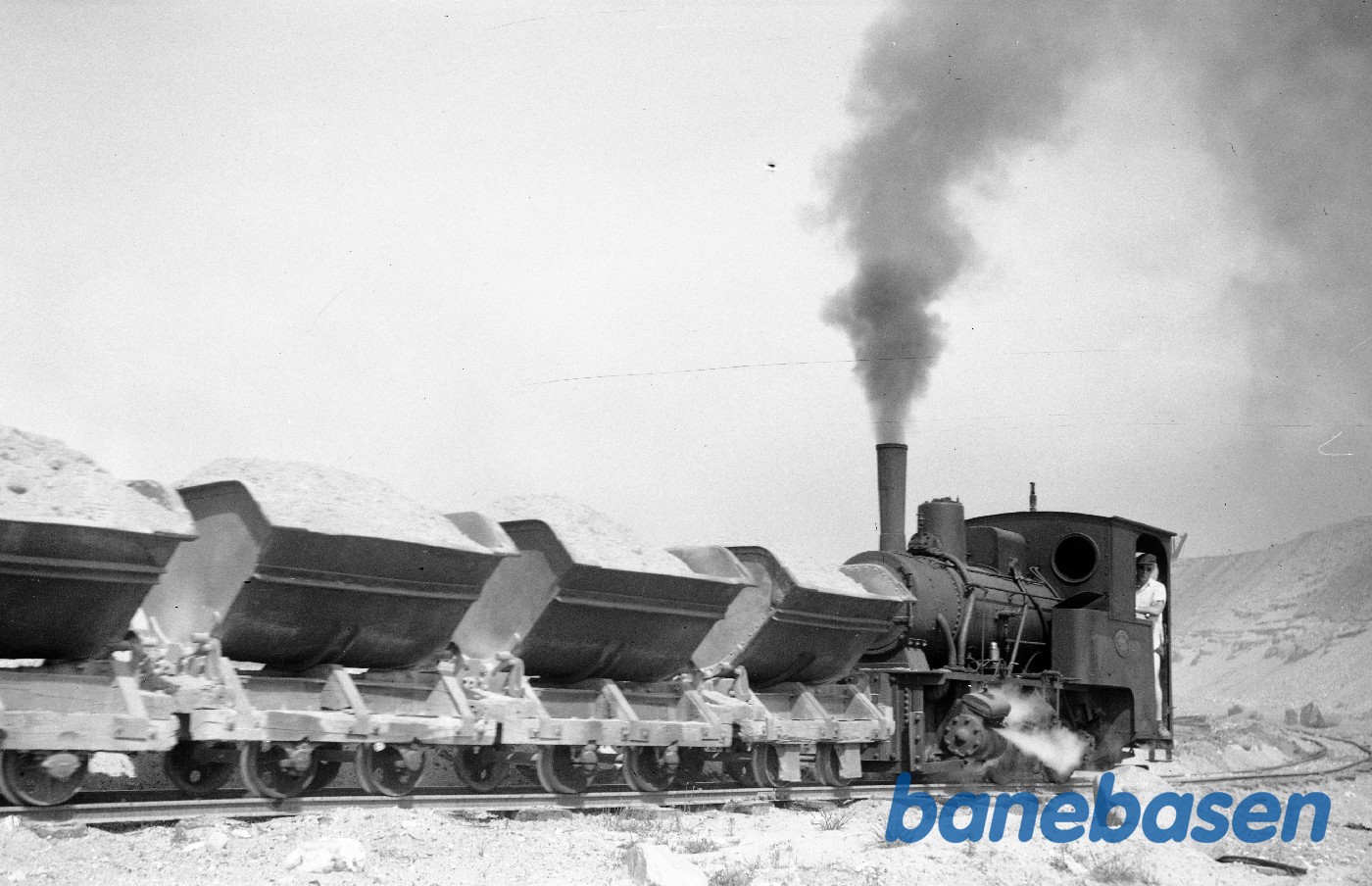Damplokomotiv, Krauss 7035/1915 med tog i graven Damplokomotiv, Krauss 7035/1915 med tog i graven