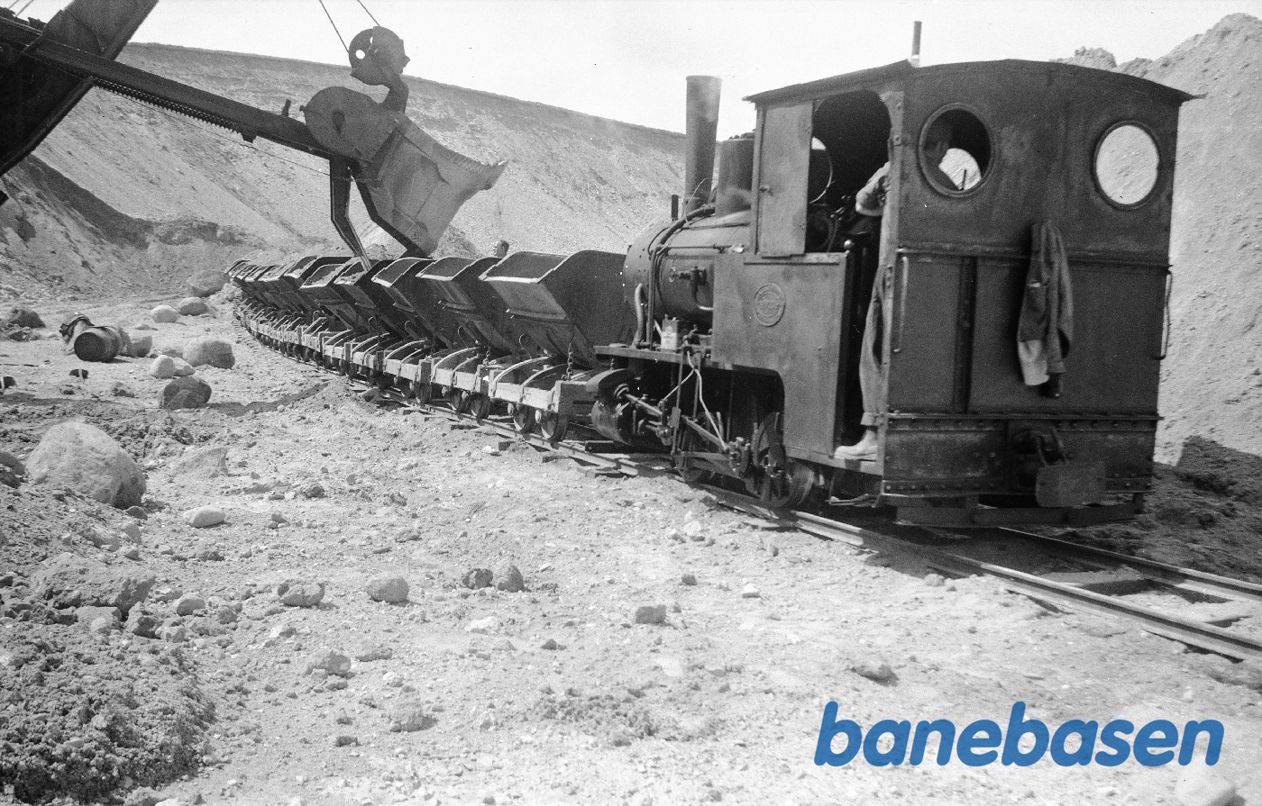 Damplokomotiv, Krauss 7036/1915 med vogne under pålæsning Damplokomotiv, Krauss 7036/1915 med vogne under pålæsning