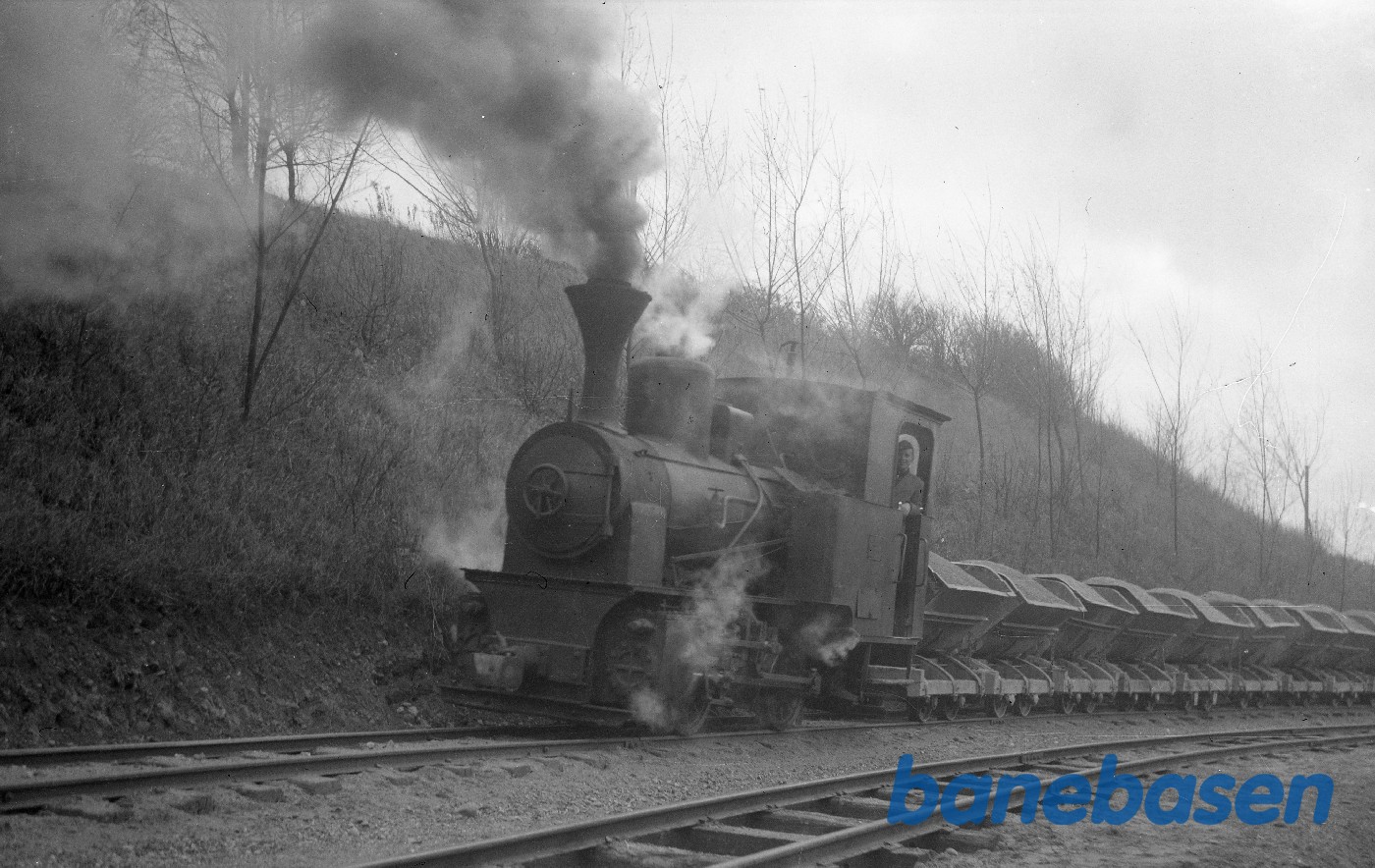Damplokomotiv, Orenstein & Koppel 9791/1921, med tog i graven Damplokomotiv, Orenstein & Koppel 9791/1921, med tog i graven