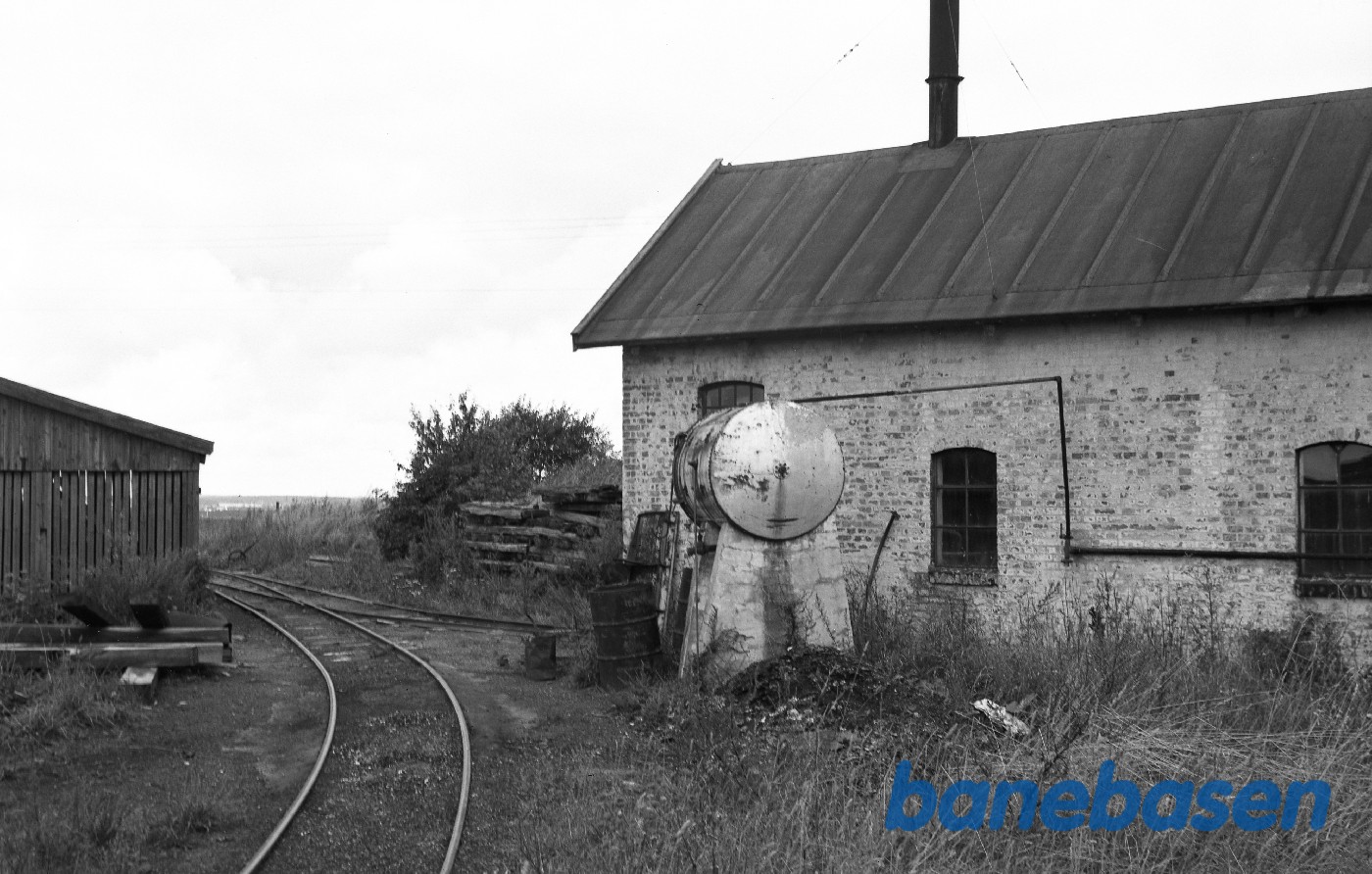 Remise og vandtank Remise og vandtank