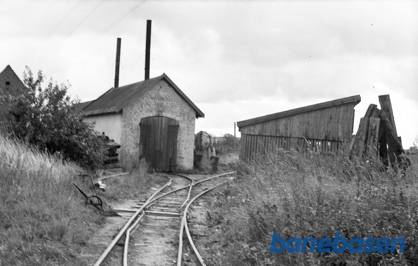 Remise og vandtank Remise og vandtank