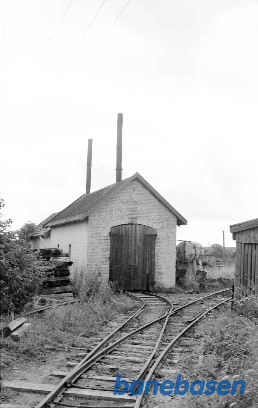 Remise og vandtank Remise og vandtank