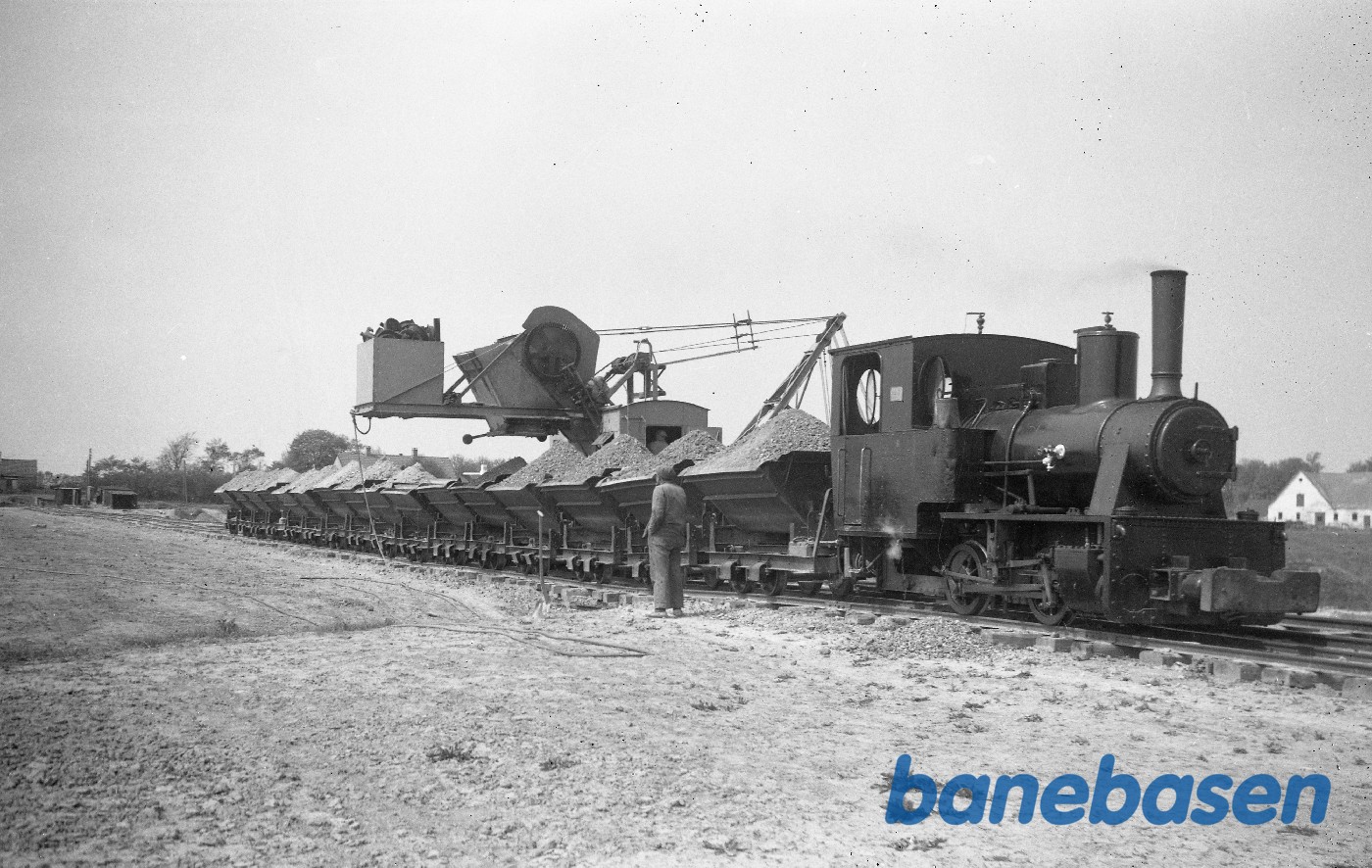 Damplokomotiv nr. 8 med tog under læsning Damplokomotiv nr. 8 med tog under læsning