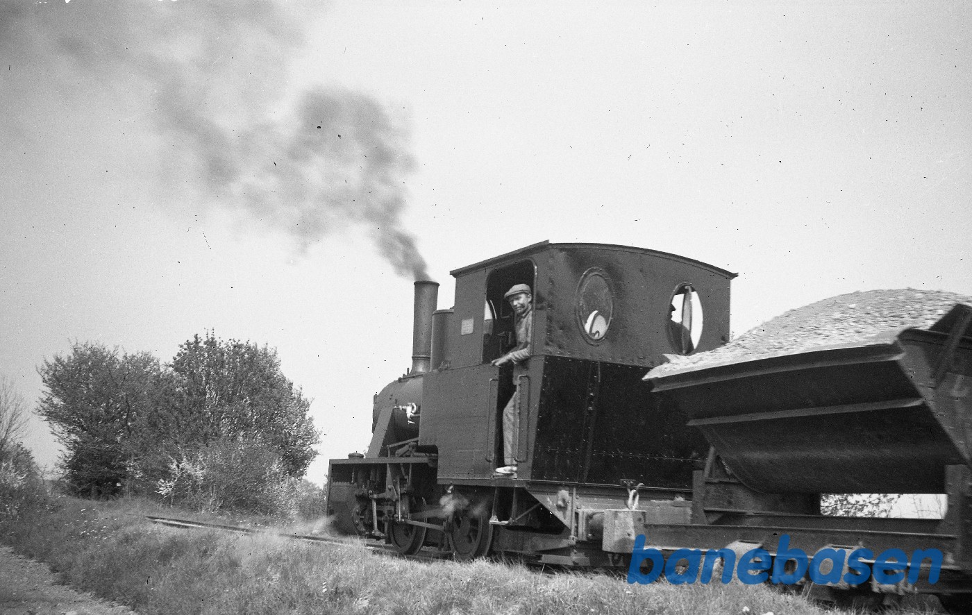 Damplokomotiv nr. 8 med tog Damplokomotiv nr. 8 med tog