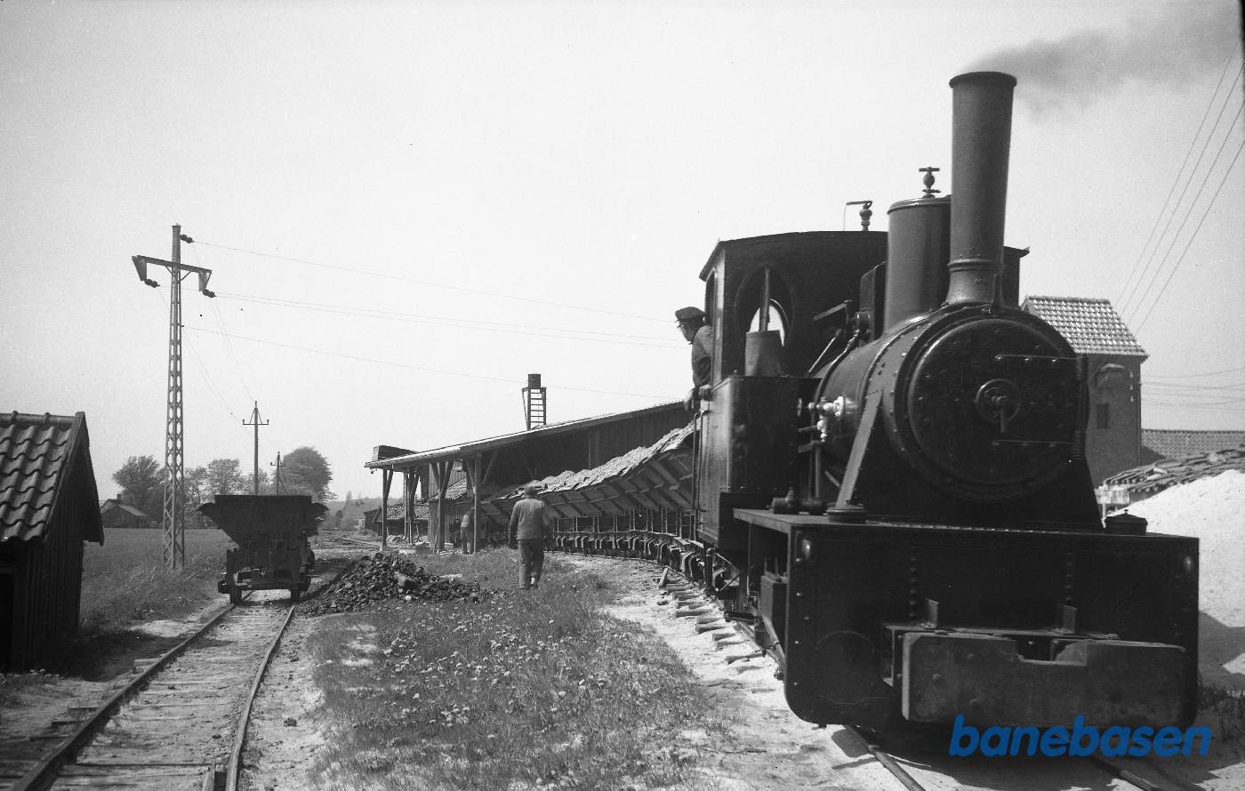 Damplokomotiv nr. 8 med tog ved værket Damplokomotiv nr. 8 med tog ved værket