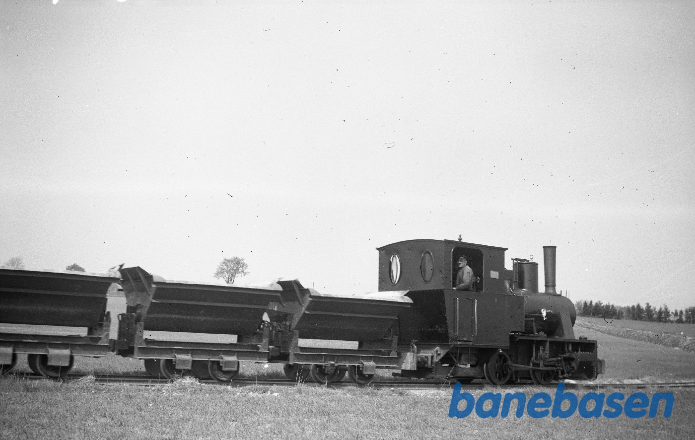 Damplokomotiv nr. 8 med tog Damplokomotiv nr. 8 med tog