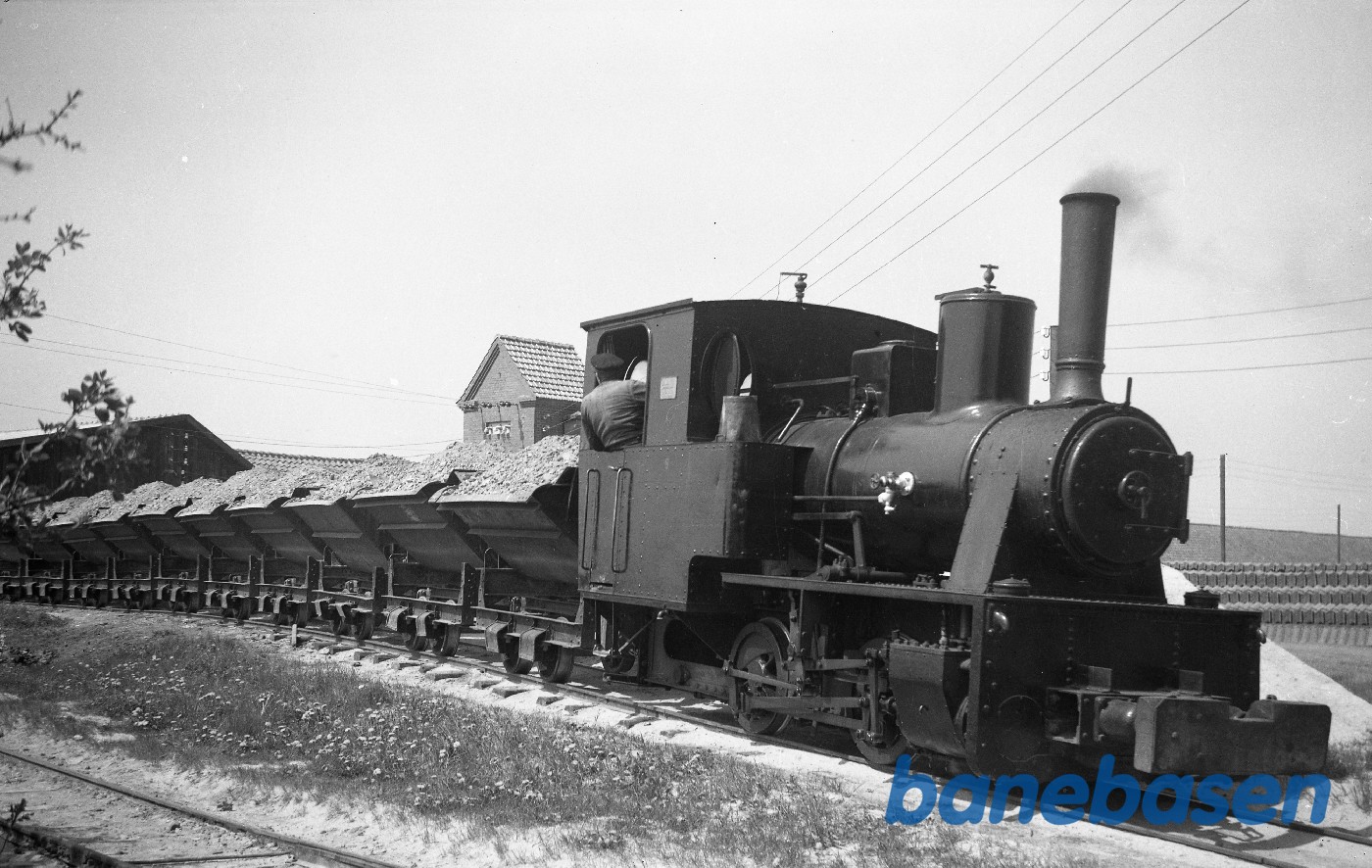 Damplokomotiv nr. 8 med tog ved værket Damplokomotiv nr. 8 med tog ved værket
