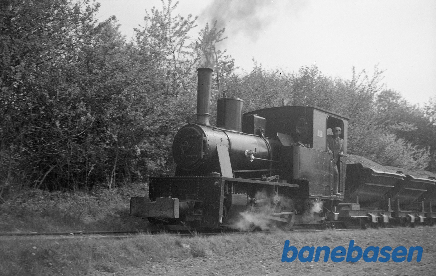 Damplokomotiv nr. 8 med tog Damplokomotiv nr. 8 med tog