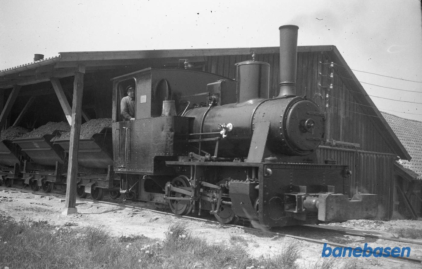 Damplokomotiv nr. 8 med tog ved værket