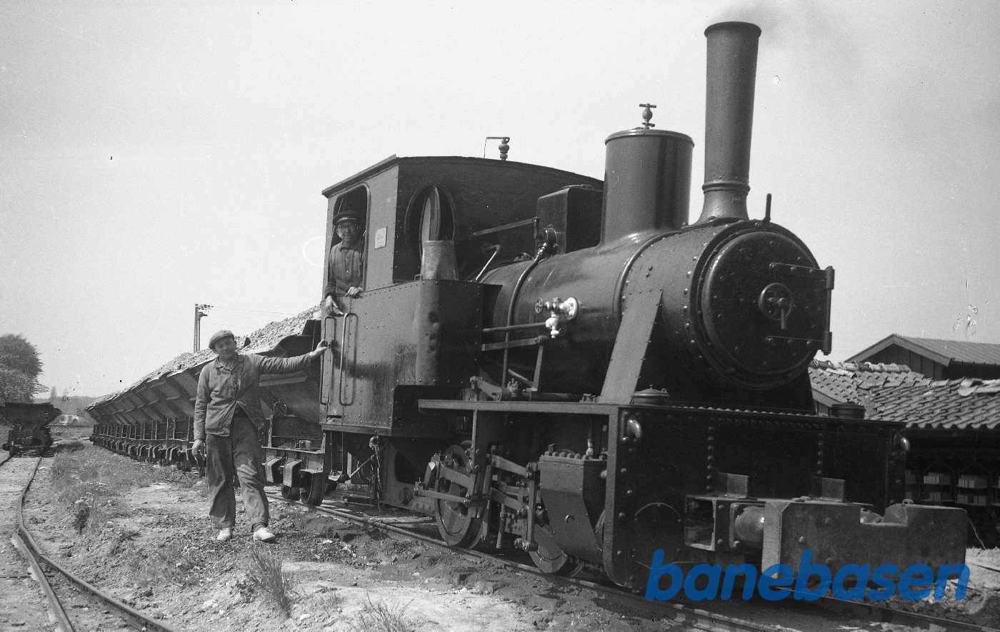 Damplokomotiv nr. 8 med tog ved værket Damplokomotiv nr. 8 med tog ved værket