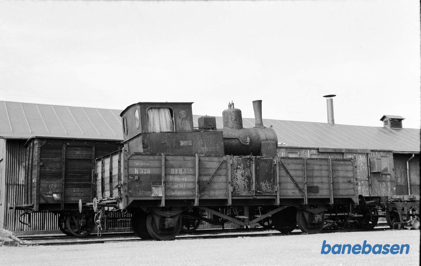 Åben godsvogn med damplokomotiv DDS 6 (O & K 6824/1915)