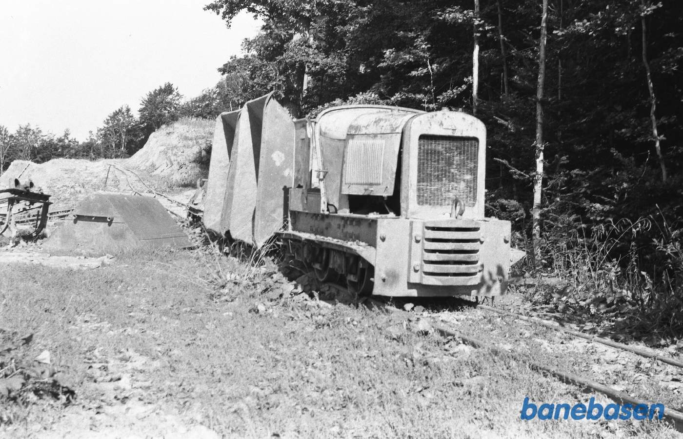 motorlokomotiv med 2 tipvogne