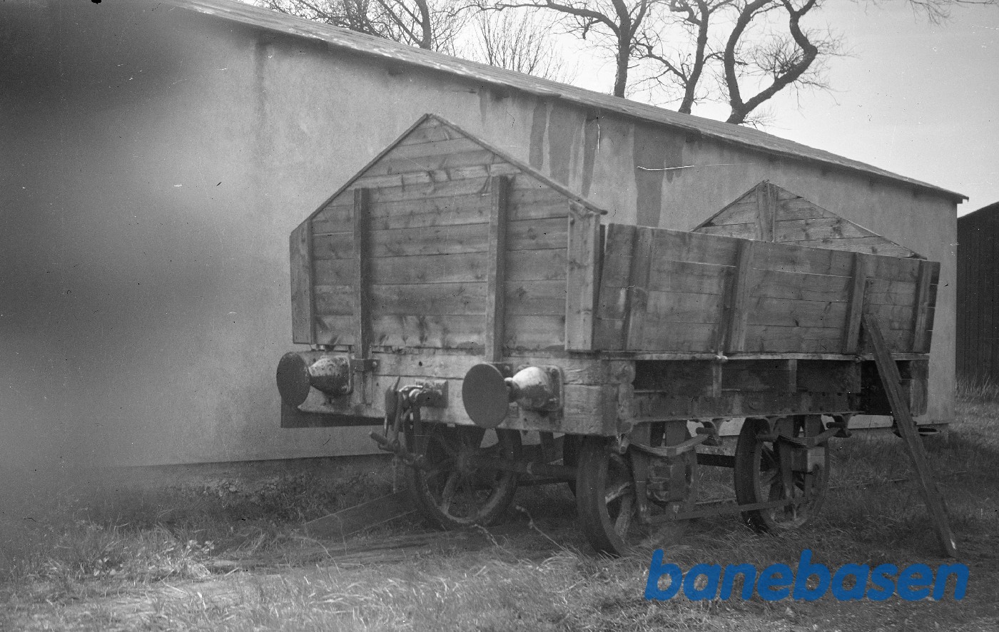 Åben godsvogn med spidse gavle til kalktransport (puffer og hjul fra GDS) Åben godsvogn med spidse gavle til kalktransport (puffer og hjul fra GDS)