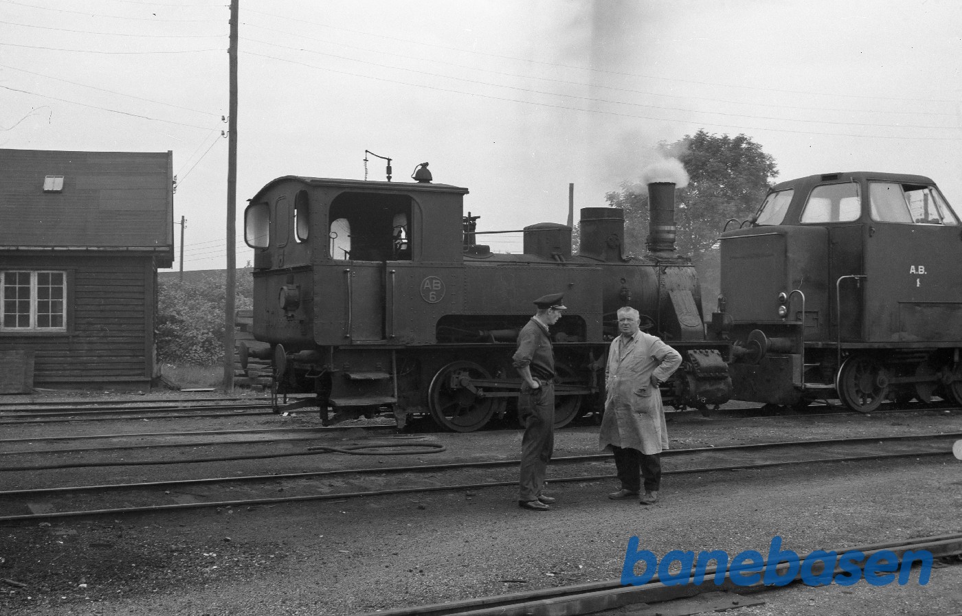Personale foran damplokomotiv nr. 6 og diesellokomotiv 1 Personale foran damplokomotiv nr. 6 og diesellokomotiv 1