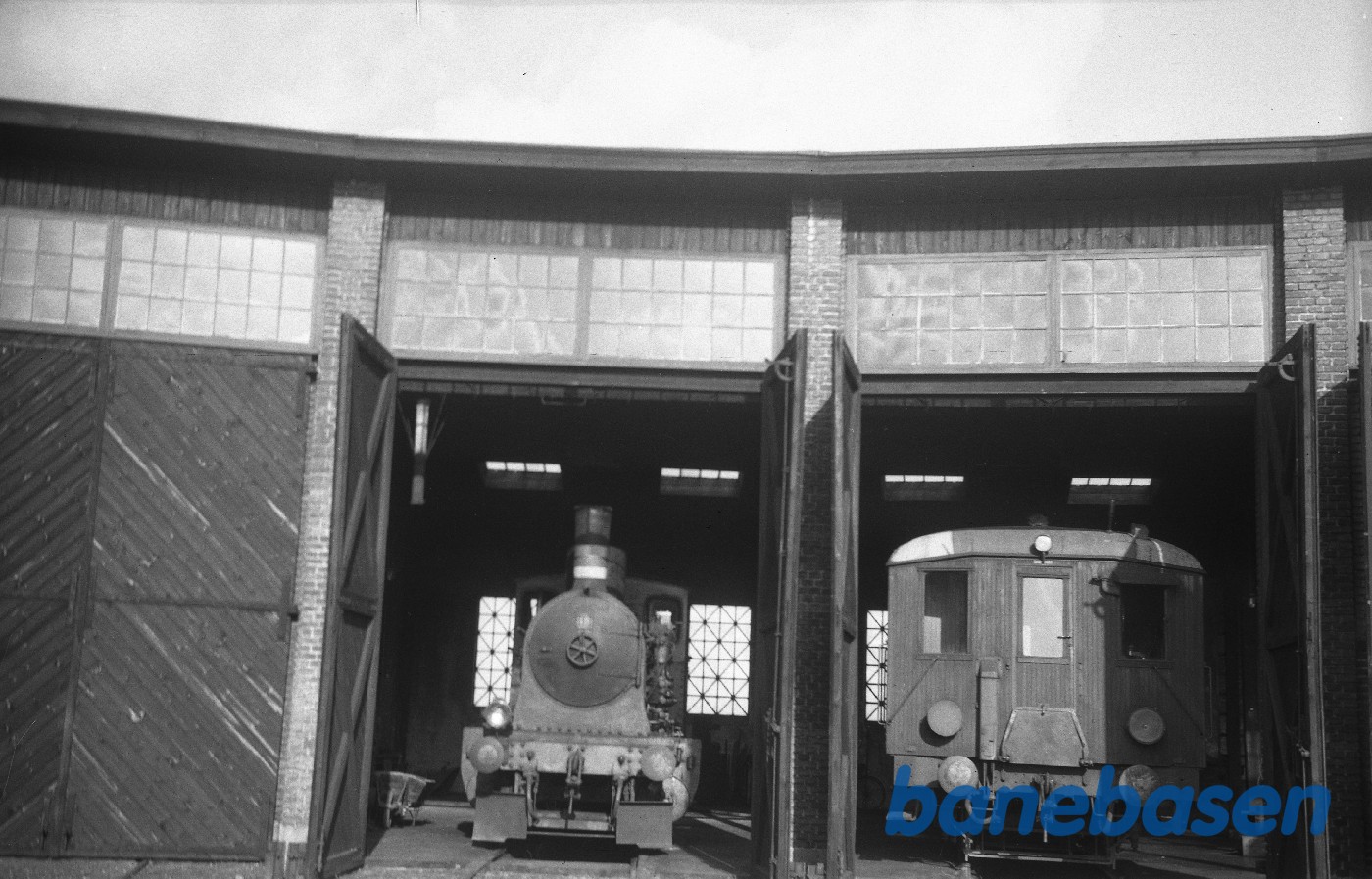 Damplokomotiv nr. 15 og diesellokomotiv M 1 Damplokomotiv nr. 15 og diesellokomotiv M 1