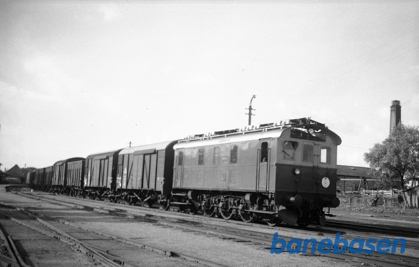 Motorlokomotiv M 8 med godstog Motorlokomotiv M 8 med godstog