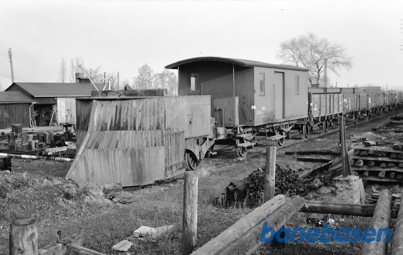 Sneplov "Strygejernet" + MBJ EC 89 + åbne godsvogne Sneplov "Strygejernet" + MBJ EC 89 + åbne godsvogne