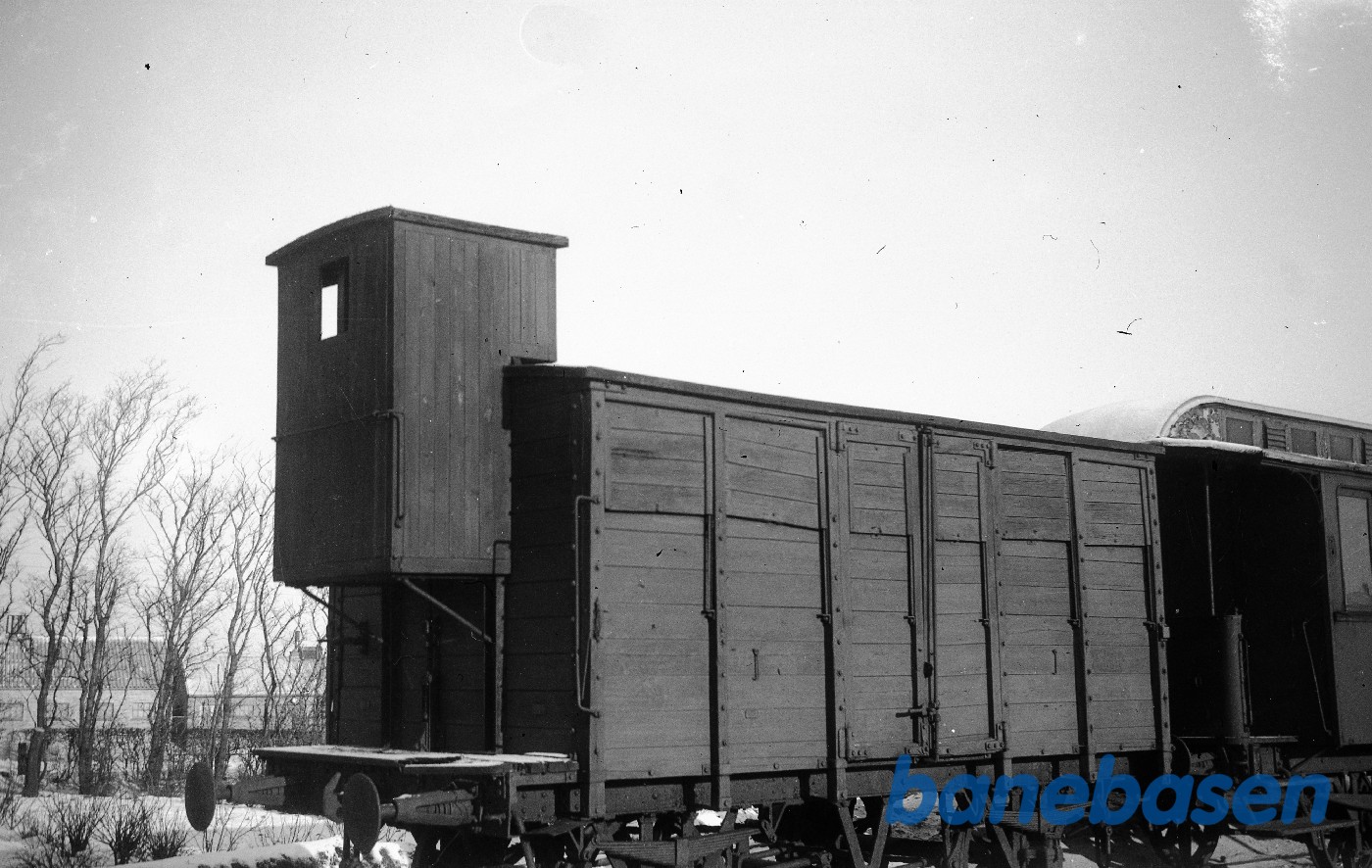 Lukket godsvogn af QA-type med bremsehus Lukket godsvogn af QA-type med bremsehus