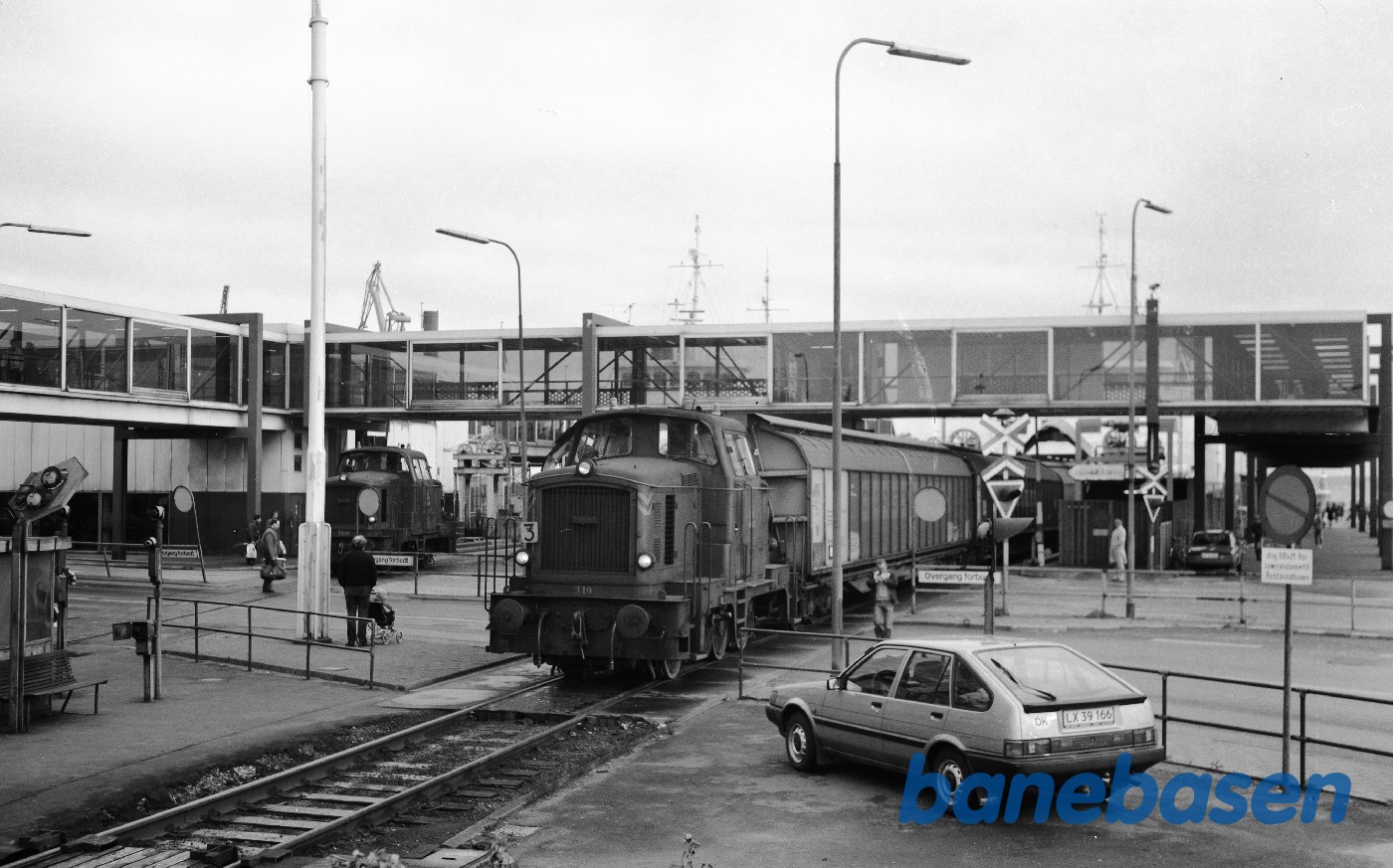 MH 349 med godsvogne ved færgelejet MH 349 med godsvogne ved færgelejet