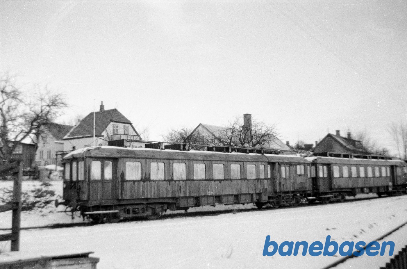 2 udrangerede ML-vogne med hvidkalkede vinduer 2 udrangerede ML-vogne med hvidkalkede vinduer