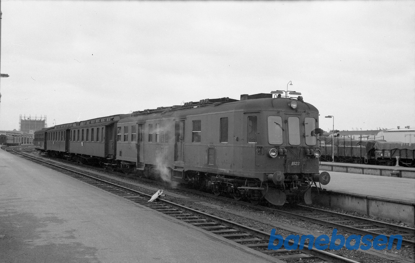 MO 1823 med tog med bl.a. 2 tagryttervogne MO 1823 med tog med bl.a. 2 tagryttervogne