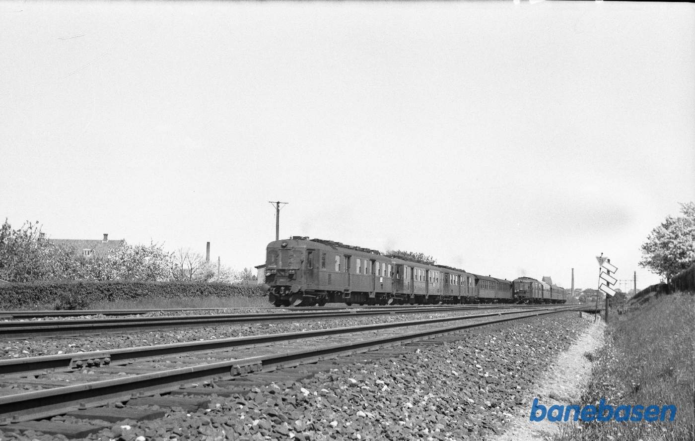 Tog forspændt 3 MO-vogne + tog med MO i hver ende Tog forspændt 3 MO-vogne + tog med MO i hver ende