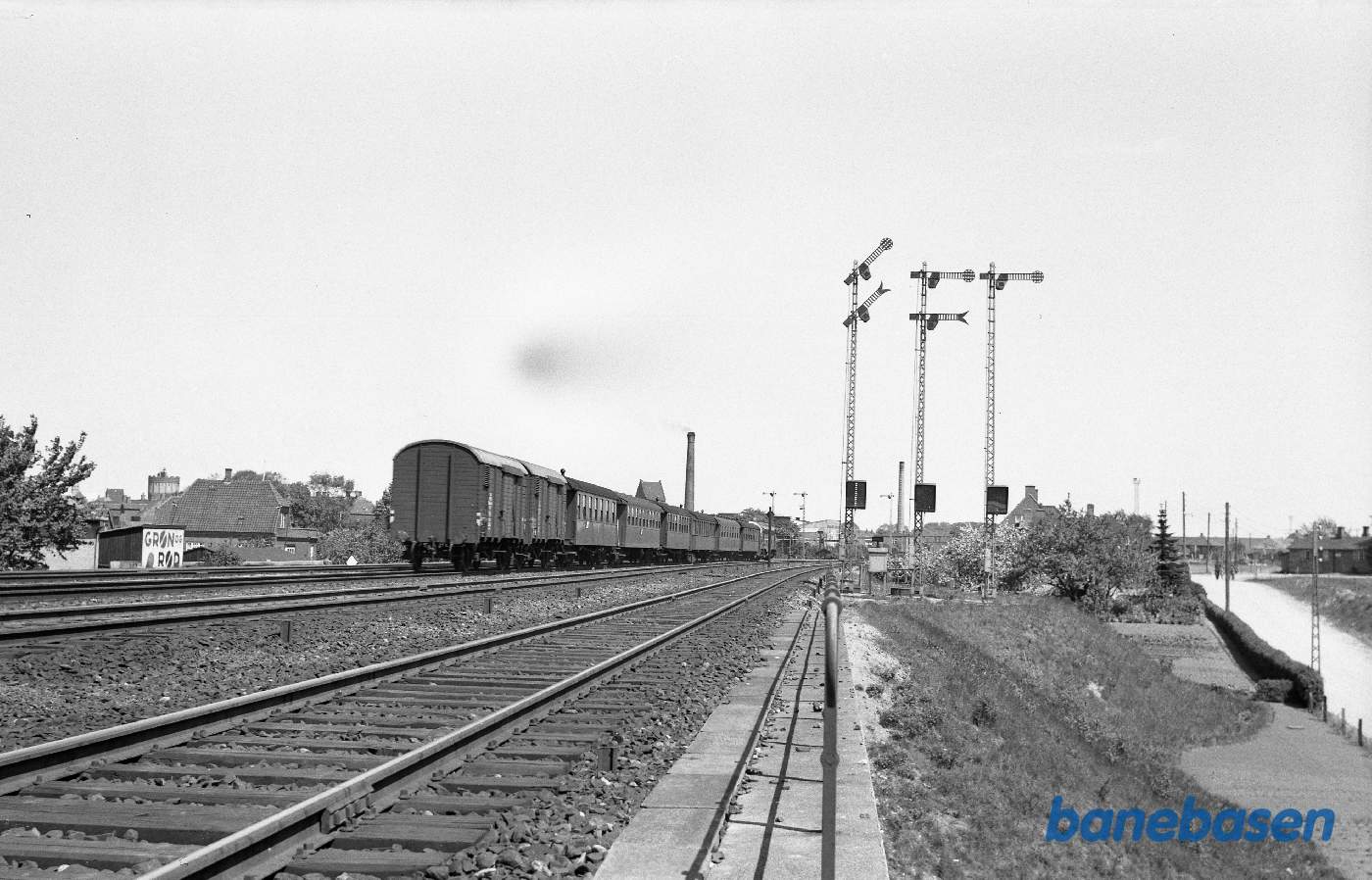 MY med persontog under indkørsel fra vest MY med persontog under indkørsel fra vest
