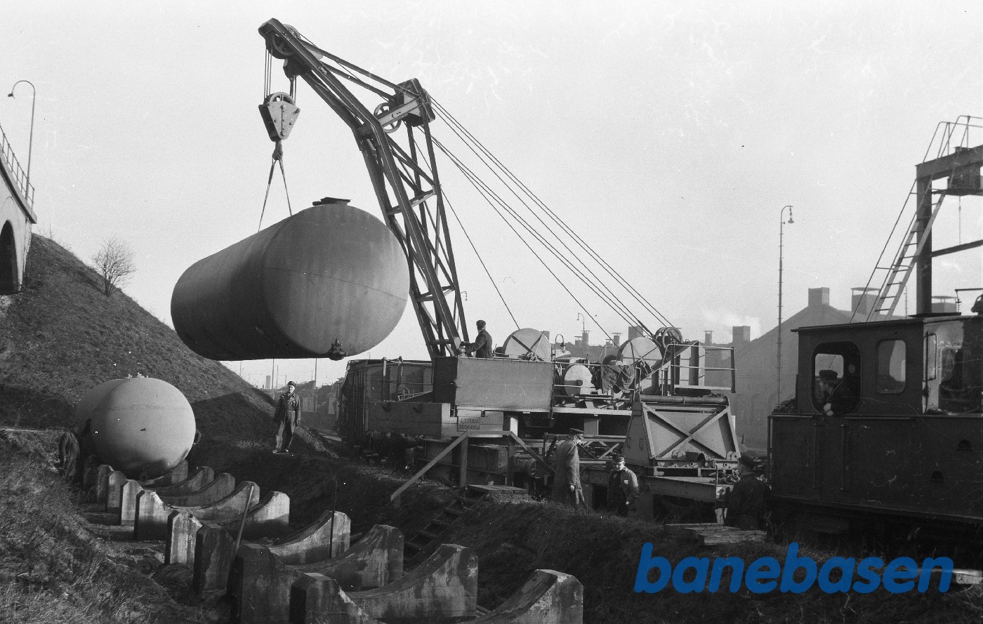 F 473 + Kørekran 143, flytning af oliebeholder på mdt Gb F 473 + Kørekran 143, flytning af oliebeholder på mdt Gb