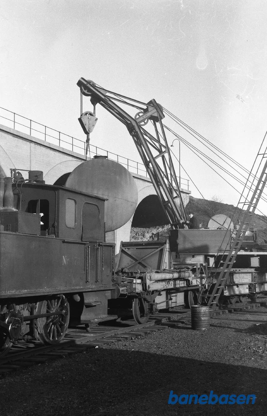 F 473 + Kørekran 143, flytning af oliebeholder på mdt Gb F 473 + Kørekran 143, flytning af oliebeholder på mdt Gb