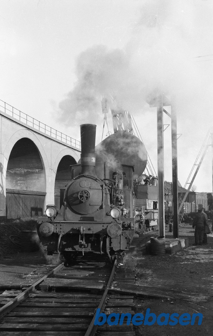 F 473 + Kørekran 143, flytning af oliebeholder på mdt Gb F 473 + Kørekran 143, flytning af oliebeholder på mdt Gb