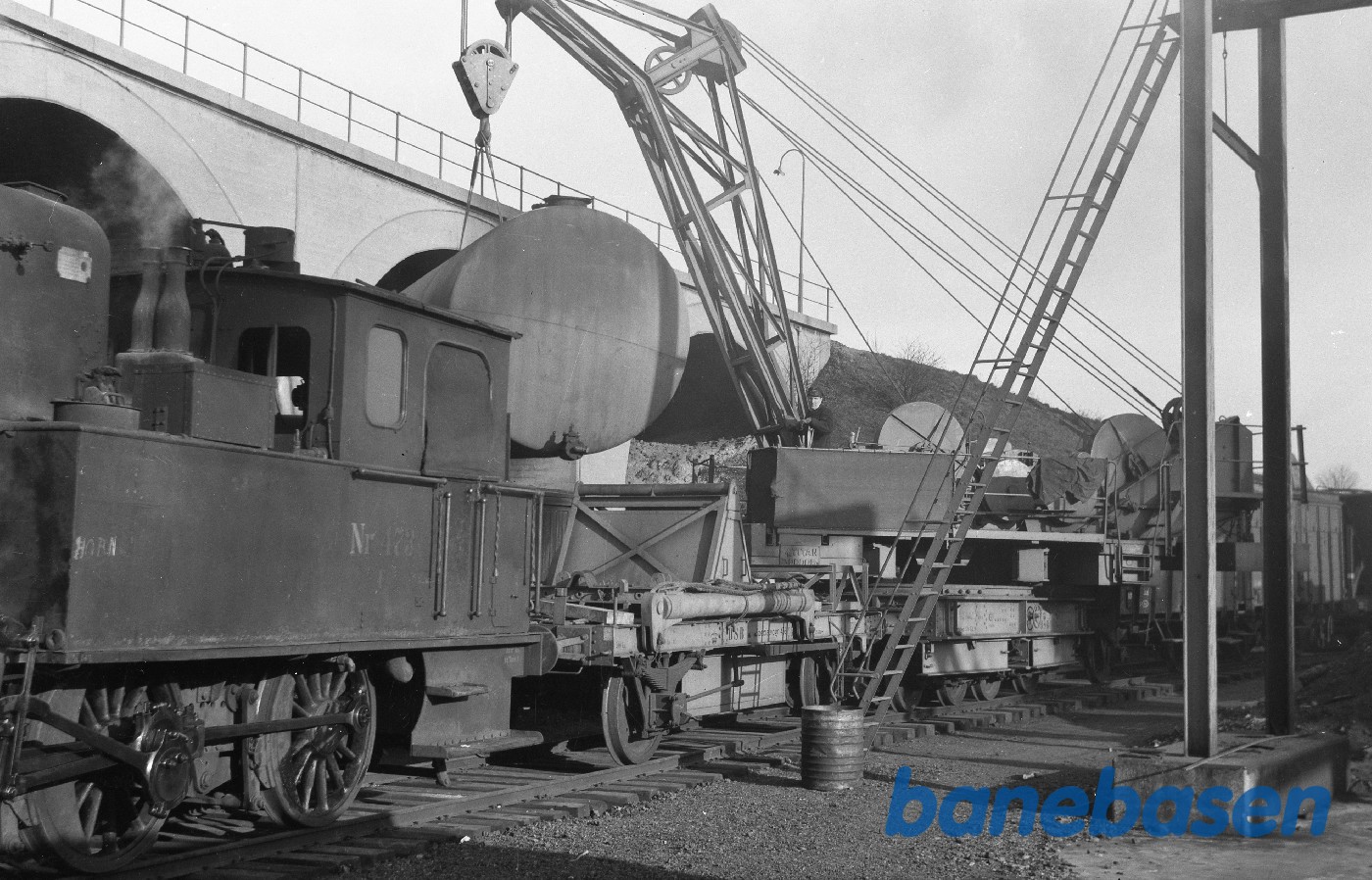 F 473 + Kørekran 143, flytning af oliebeholder på mdt Gb F 473 + Kørekran 143, flytning af oliebeholder på mdt Gb