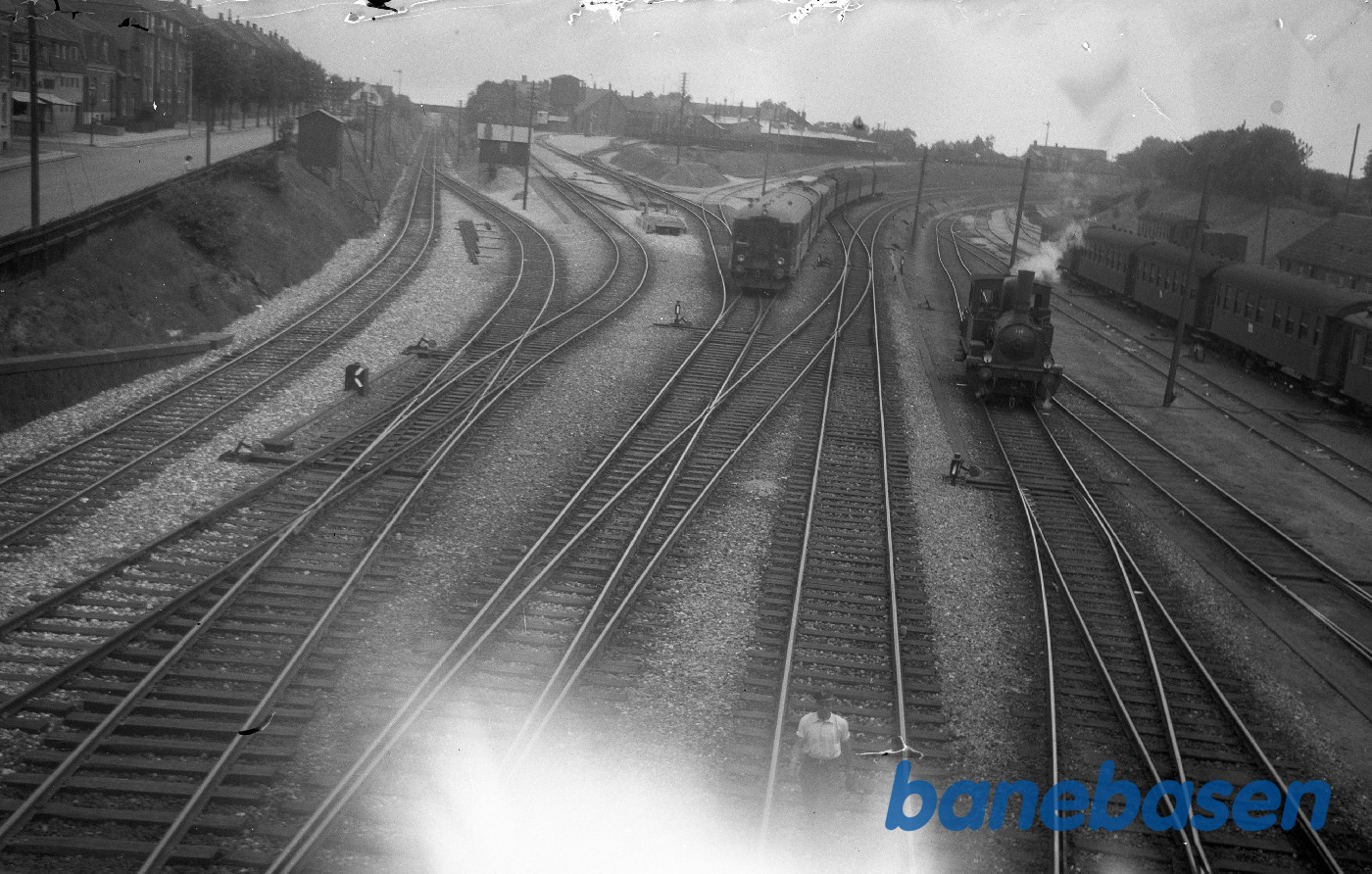 Vue over Esbjerg station, set fra Frodesgade-broen, MK-FK ankommer med tog fra Fredericia Vue over Esbjerg station, set fra Frodesgade-broen, MK-FK ankommer med tog fra Fredericia