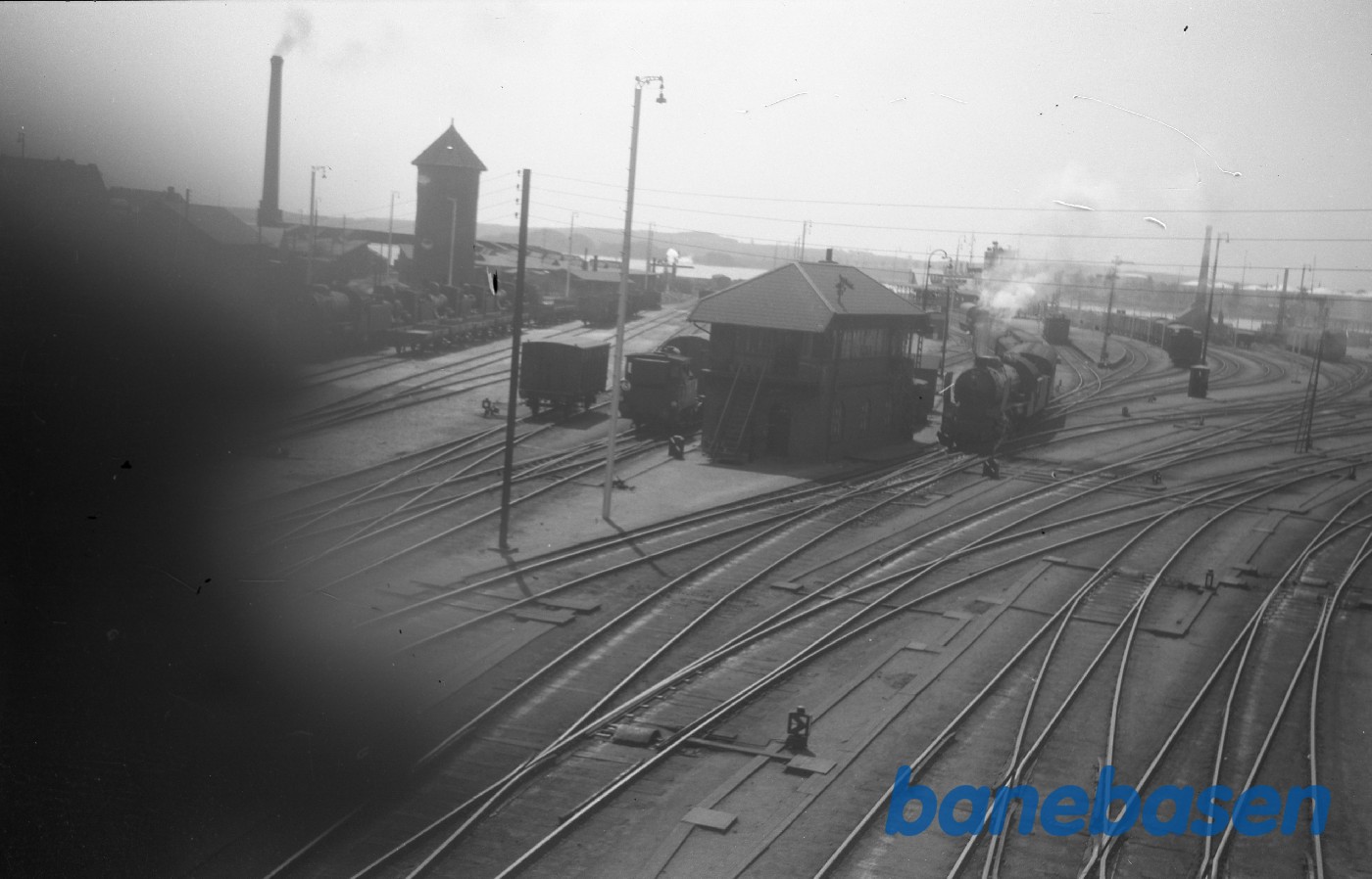 Vue over Nyborg F. station, set fra broen i syd-enden, F og R-maskine i aktion Vue over Nyborg F. station, set fra broen i syd-enden, F og R-maskine i aktion