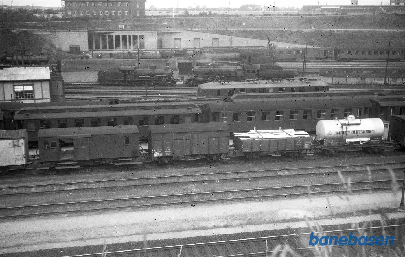 Vue over Fredericia maskindepot, i forgrunden vognstamme med EH, QH, PJ og AO-tankvogn Vue over Fredericia maskindepot, i forgrunden vognstamme med EH, QH, PJ og AO-tankvogn