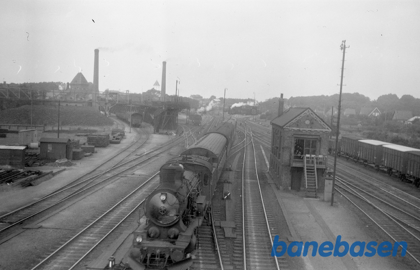 Vue fra Kongebroen, P 922 ankommer med persontog Vue fra Kongebroen, P 922 ankommer med persontog