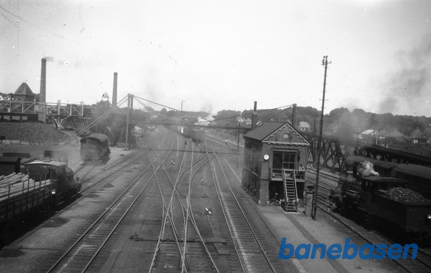 Vue fra Kongebroen, signalpost, kulbane, F og K-maskine i aktion Vue fra Kongebroen, signalpost, kulbane, F og K-maskine i aktion