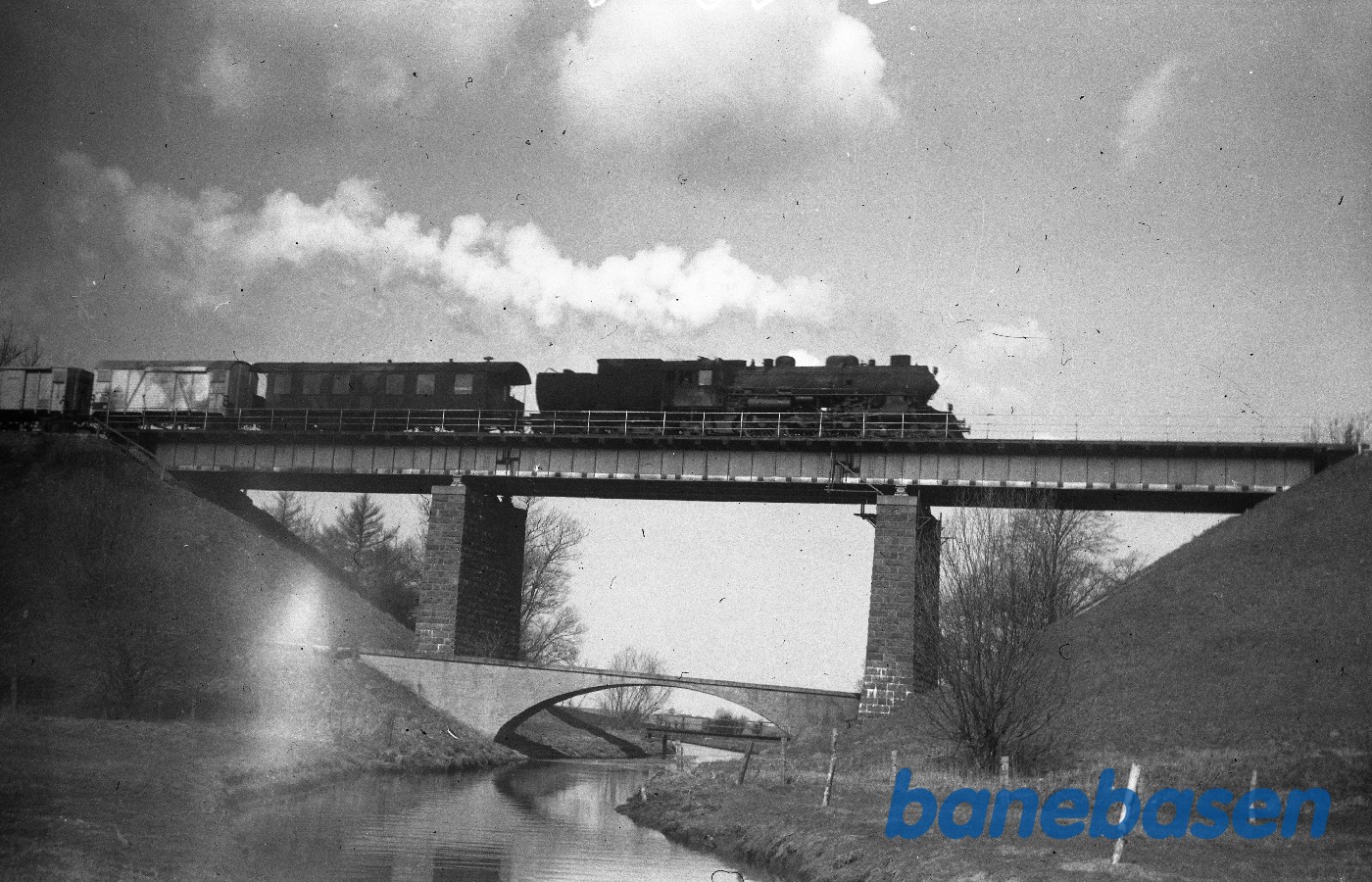 E-maskine med godstog fra vest passerer broen over Vårby å (Korsør-Slagelse) E-maskine med godstog fra vest passerer broen over Vårby å (Korsør-Slagelse)