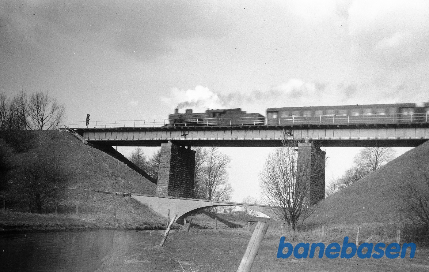 P-maskine med persontog fra øst passerer broen over Vårby å (Korsør-Slagelse) P-maskine med persontog fra øst passerer broen over Vårby å (Korsør-Slagelse)