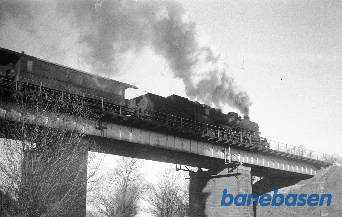 E-maskine med godstog fra vest passerer broen over Vårby å (Korsør-Slagelse) E-maskine med godstog fra vest passerer broen over Vårby å (Korsør-Slagelse)